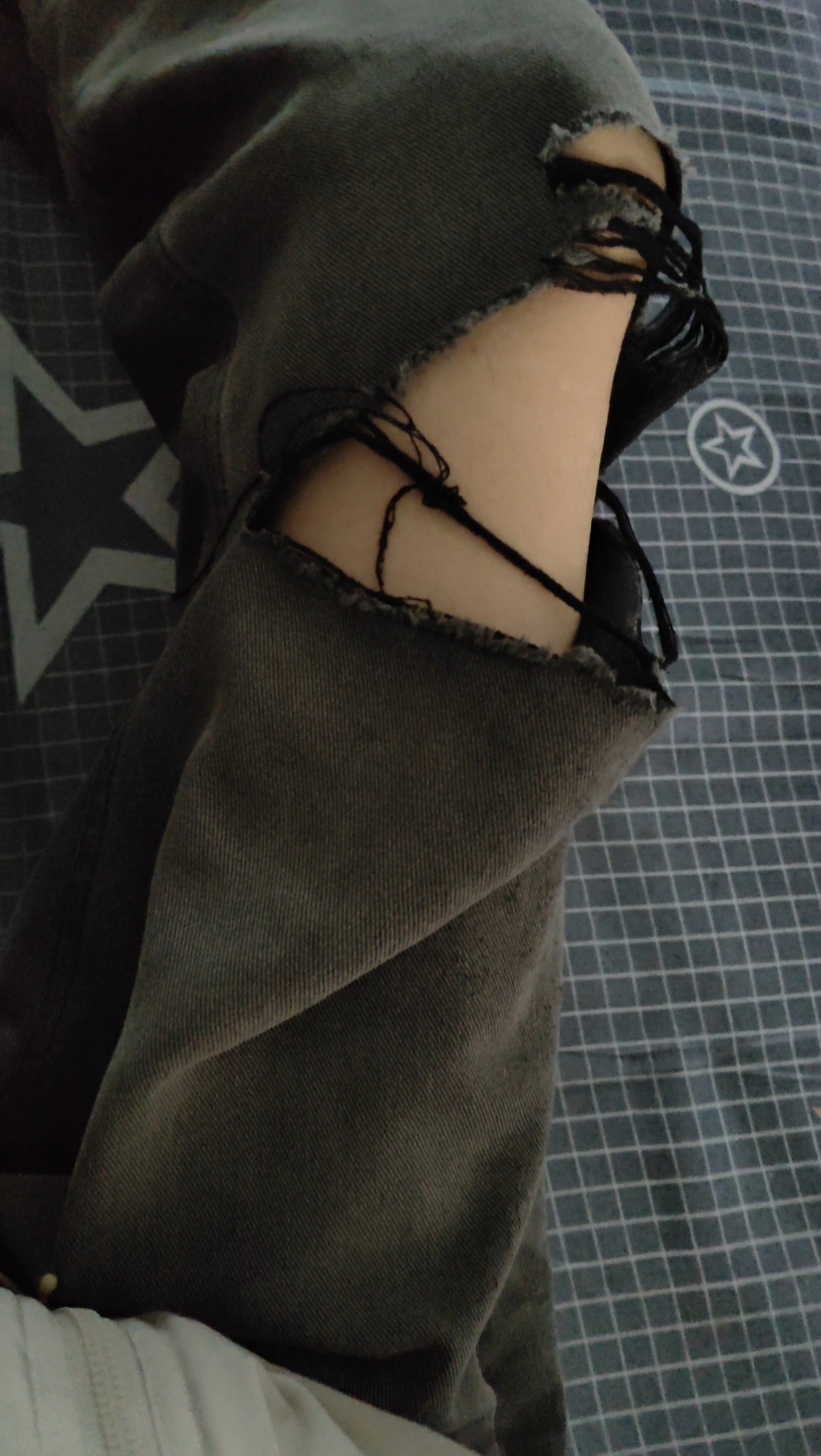 穿烂的普通牛仔裤～破洞牛仔裤难道是穿出来的～